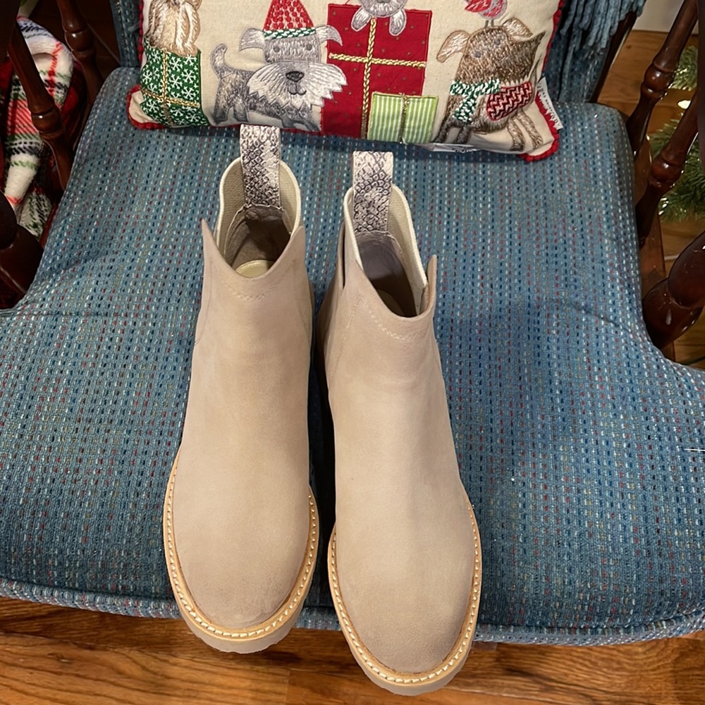 NWT - Women’s Pull-on Huey Ankle Boot by Dolce Vita. Size 6 in Almond Suede.